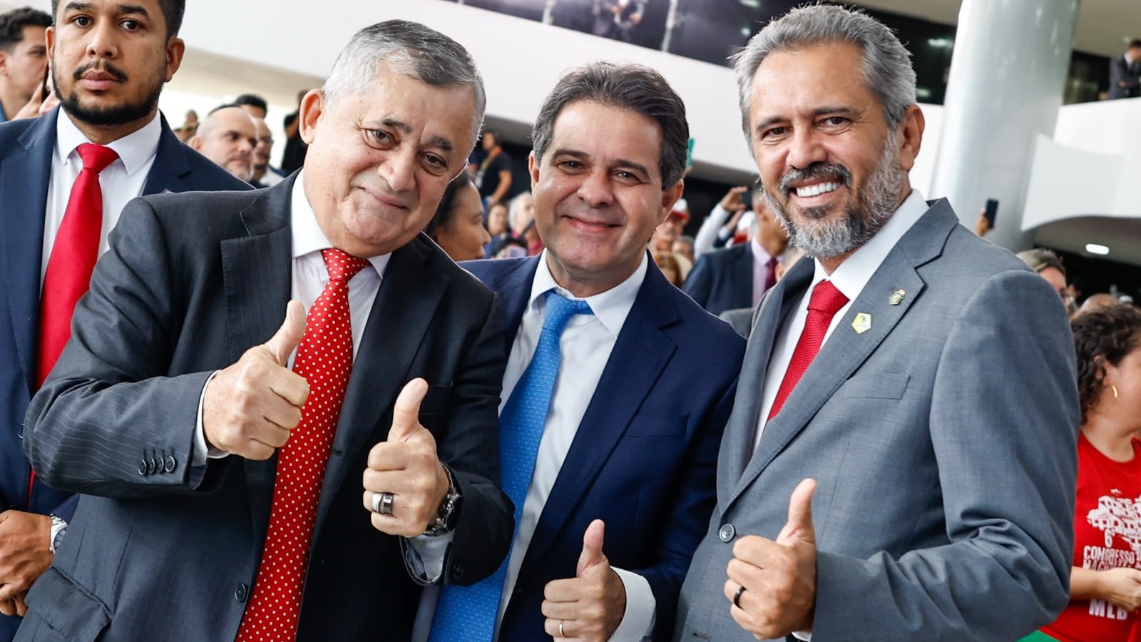 grupo de pessoas posa para a foto
